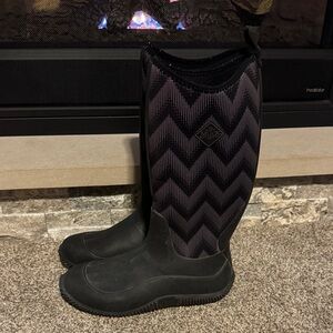 The Original Muck Boot Company Womens Size 10 Black and Purple Chevron Boots EUC